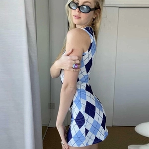 Détail du motif à losanges bleu et blanc sur une robe courte ajustée sans manches