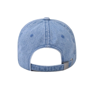 Detail der verwaschenen Denim Baseballkappe mit Metallschnalle auf der Rückseite