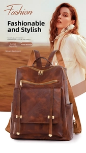 Detalle de mochila vintage de cuero PU marrón con herrajes dorados y bolsillos con cremallera