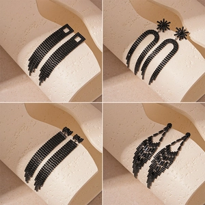 Boucles d'oreilles noires avec strass, nœuds et franges sur supports en pierre