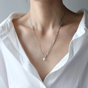 Collier multicouche avec pendentif hirondelle en acier titane argenté sur mannequin