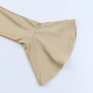Dettaglio del body metallizzato dorato con maniche a campana e trama in maglia
