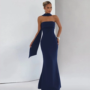 Détail d'une robe sirène bustier bleu foncé avec accessoire de cravate de cou assorti