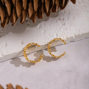 Eleganti ear cuff a fiore dorati con design a onde su base decorativa in pietra