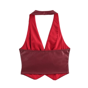 Detailansicht eines roten glänzenden Halterneck-Tops mit rückenfreiem Design und V-Saum
