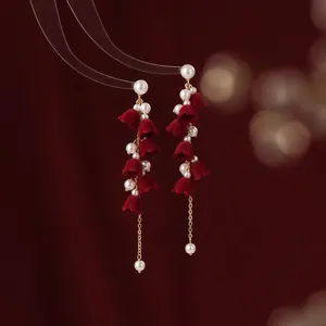 Eleganti orecchini a nappa a forma di mughetto con velluto rosso e perle bianche