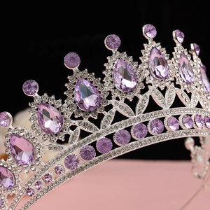 Dettaglio corona da sposa argento con gemme viola a goccia e strass finemente incastonati