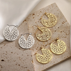 Orecchini bohémien a forma di ventaglio cavo in oro e argento su pietra e seta elegante