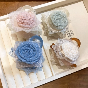 Pinze per capelli fatte a mano con rose in pizzo in quattro colori pastello