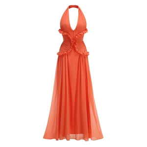 Dettaglio dell'abito lungo corallo con scollo a V all'americana e balze in chiffon plissettato