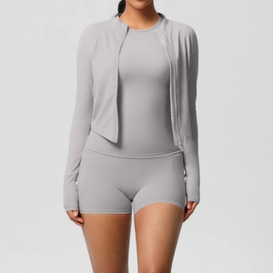 Ensemble de yoga gris clair 3 pièces avec veste zippée, débardeur et short de fitness