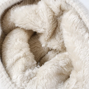 Fleece-Futter eines Strick-Beanies mit dickem Kunstfell für winterliche Wärme