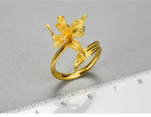 Macro shot of silver S925 iris flower ring showing detailed matte texture and dimensions