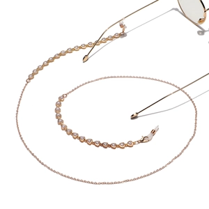 Goldene Brillenlkette mit weißen Herzperlen und verstellbaren Gummischlaufen für Brillen