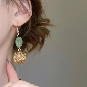 Boucles d'oreilles chinoises en résine avec perle verte et pendentif rond évidé doré