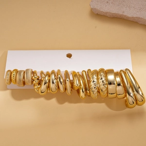 Mise à plat de l'ensemble de 20 boucles d'oreilles dorées géométriques sur carte