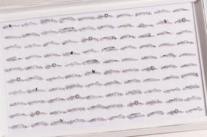 Großpackung mit 100 silberfarbenen Zirkonia-Ringen mit Schmetterlings- und Blumendesigns