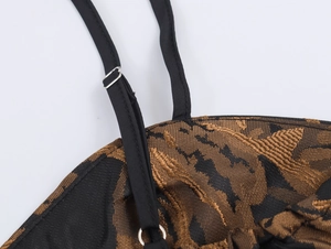 Détails de fines bretelles réglables en jacquard noir et or avec boucles en métal argenté