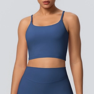 Détail du haut de yoga bleu marine avec fines bretelles et legging taille haute assorti