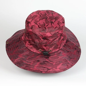 Détail d'un chapeau de soleil camouflage rouge avec large bord et mentonnière