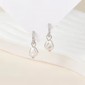 Élégantes boucles d'oreilles créoles S925 en argent avec zircons et perles baroques