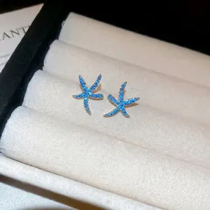 Orecchini a perno a forma di stella marina con opali blu e montatura in argento
