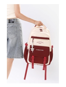 Détails du sac à dos bicolore avec poche avant à boucle et pendentif en forme d'étoile