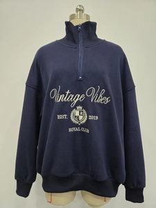 Détail du sweat à demi-zip bleu marine avec broderie blanche Vintage Vibes et écusson