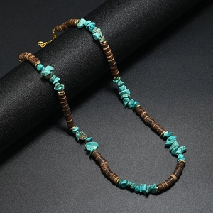 Collier bohème avec perles en bois marron et pierres turquoise sur support noir