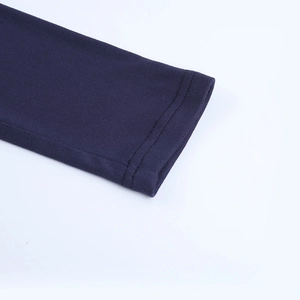 Détail de la manchette en tricot bleu marine avec finition à double couture