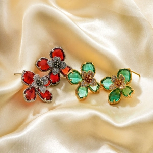 Boucles d'oreilles fleur élégantes avec zircons cubiques en rouge et vert tendance