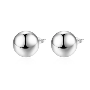Boucles d'oreilles boules creuses en acier inoxydable argenté pour femmes sur fond blanc