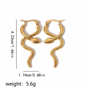 Vue détaillée de boucles d'oreilles serpent dorées, dimensions 4,23cm x 1,74cm et 5,6g