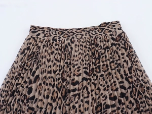 Gonna lunga a pieghe in chiffon con stampa animalier leopardata marrone distesa