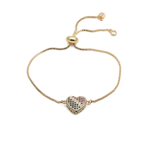 Vue détaillée du bracelet coeur doré orné de zircons multicolores et fermoir coulissant