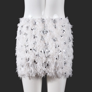 Detailansicht des weißen Minirocks mit Pailletten und üppiger Federtextur für Party-Outfits