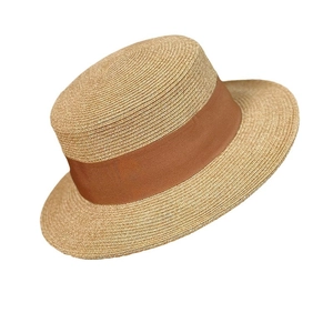 Eleganter japanischer Strohhut mit breiter Krempe und braunem Satinband für Sonnenschutz