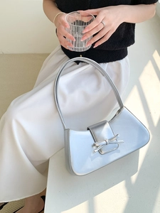 Schicke silberne PU-Schultertasche mit Schleife, minimalistische Lifestyle-Produktfotografie