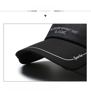 Détail de la visière pré-courbée et broderie outdoor sur la casquette en maille noire