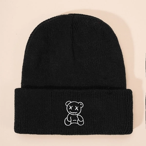 Bonnet en tricot noir pour enfants avec broderie ours blanc et bord à revers élégant