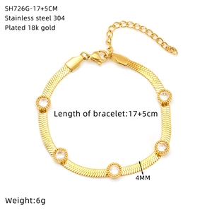 Détail d'un bracelet en acier inoxydable plaqué or 18k avec cinq zircons ronds clairs