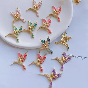 Exquisite bunte Kolibri-Anhänger mit Goldfinish und funkelnden Zirkoniasteinen