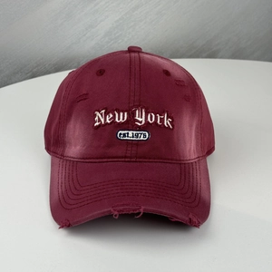 Vintage-Baseballkappe in Weinrot mit weißer New-York-Stickerei und gebogenem Schirm aus Baumwolle