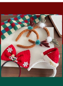 Gros plan de serre-têtes de Noël avec bois de renne, nœud papillon et bonnet de Noël