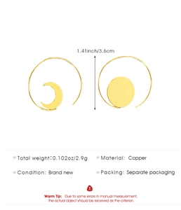 Detail der asymmetrischen Sonne-Mond-Ohrringe aus Kupfer, Gewicht 2,9 g und 3,6 cm Durchmesser