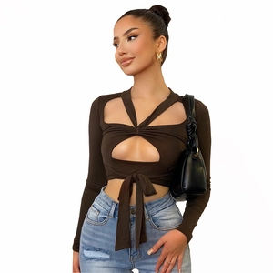 Detail eines braunen Langarm-Crop-Tops mit Cut-out und Schnürung am Saum