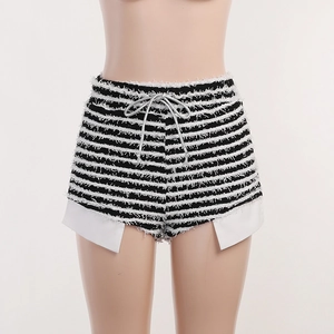 Détail du short rayé avec cordon de serrage argenté et bordure à franges fines
