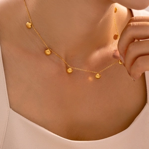 Collana barocca con ciondoli a conchiglia geometrica in acciaio al titanio oro 18k