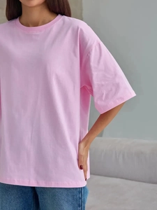 Dettaglio della t-shirt rosa in cotone a maniche corte con cuciture fini e tessuto morbido