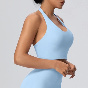 Dettaglio del reggiseno yoga a incrocio azzurro e leggings a vita alta elasticizzati